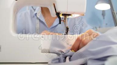 缝纫机和裁缝在工作过程中。 缝纫生意。 针线活